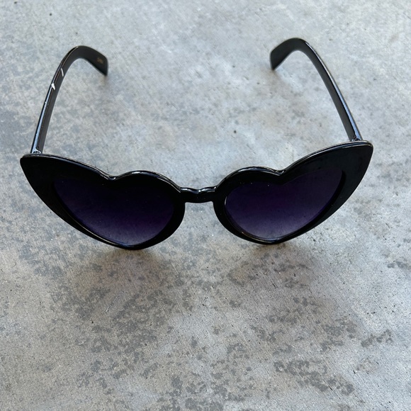 Heart Shaped Sunglasses Black - Picture 2 of 2